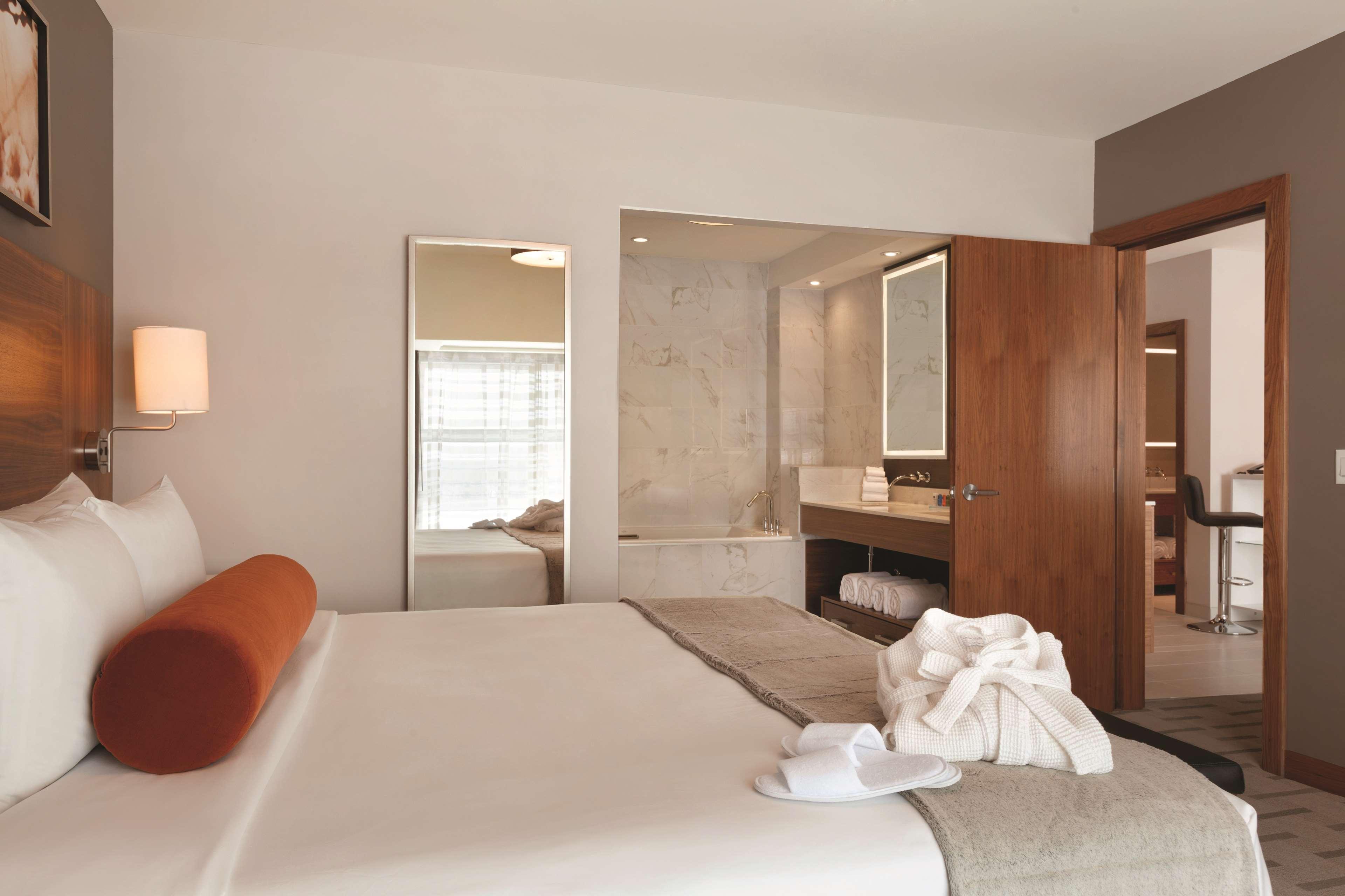 Radisson Hotel & Conference Centre Calgary Airport Екстериор снимка