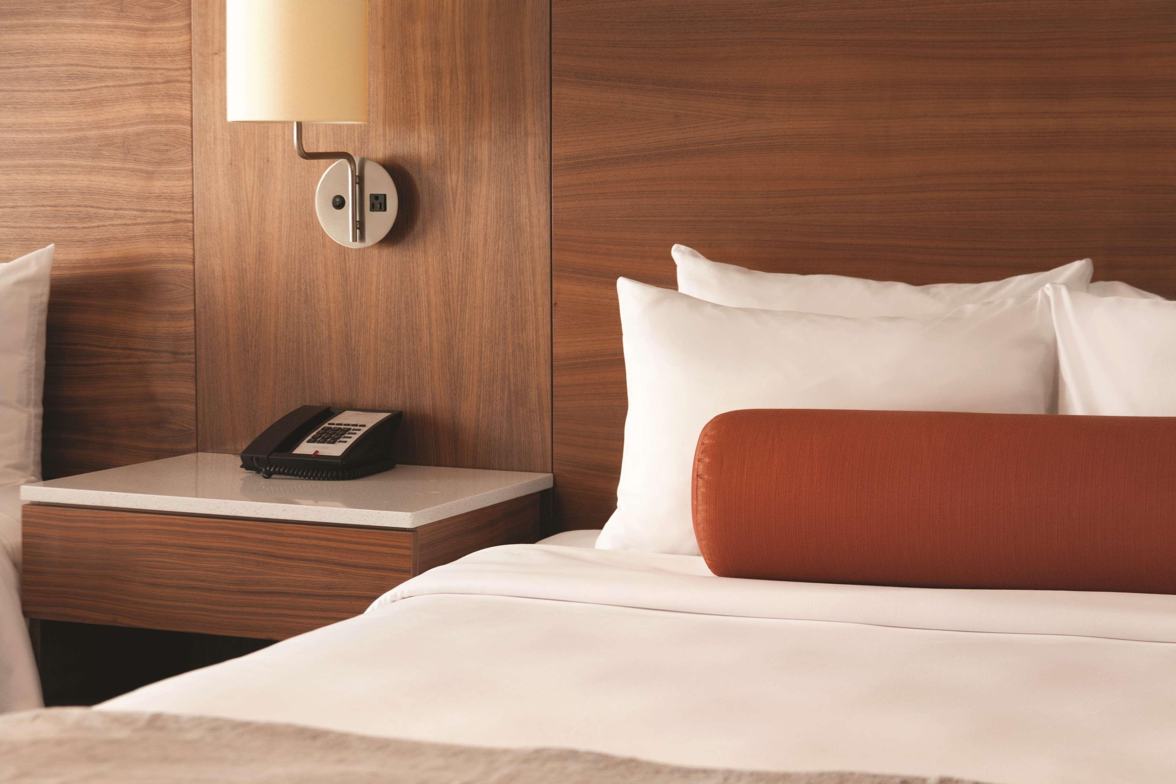Radisson Hotel & Conference Centre Calgary Airport Екстериор снимка