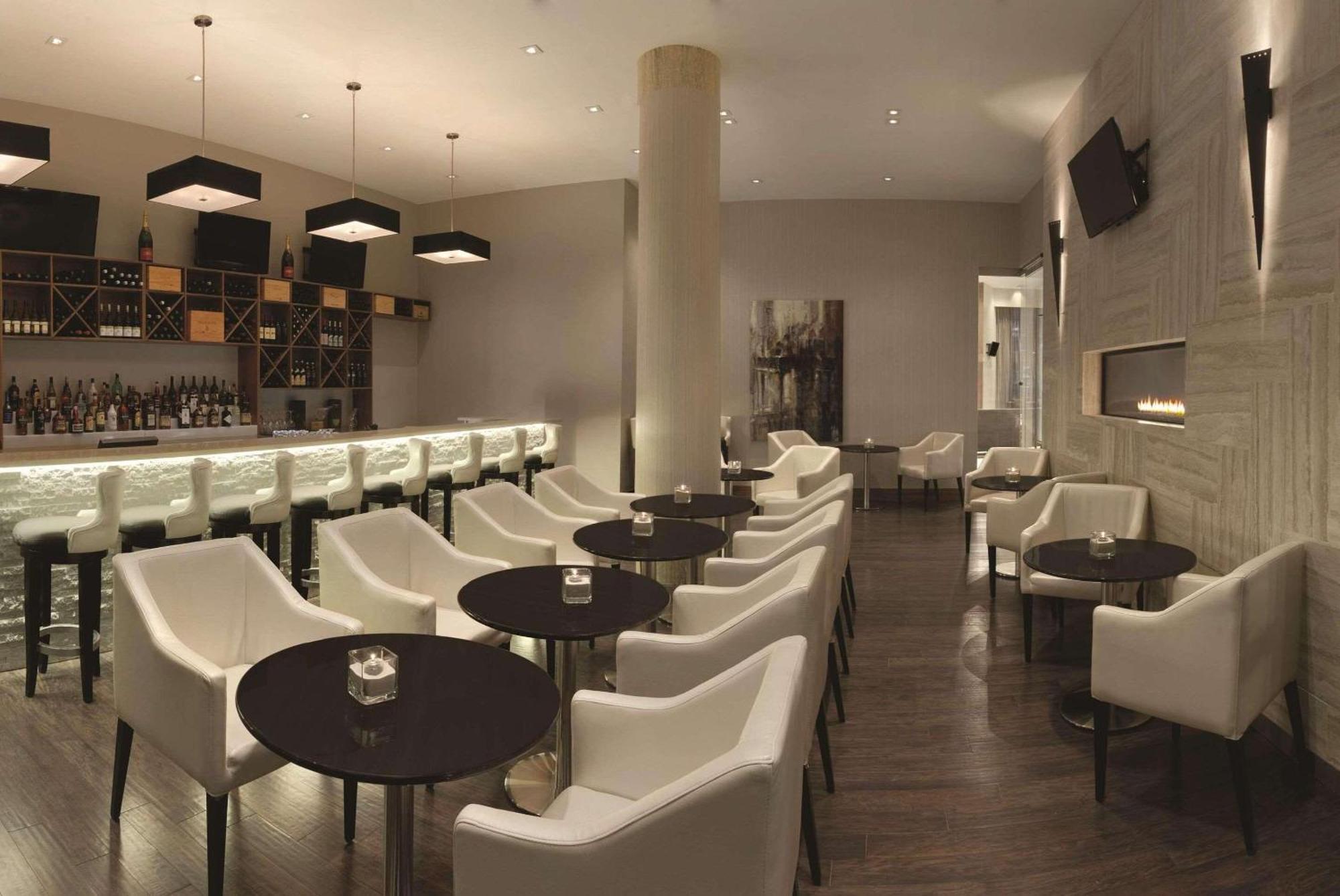 Radisson Hotel & Conference Centre Calgary Airport Екстериор снимка
